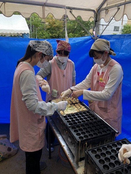 タコ焼き焼いてます