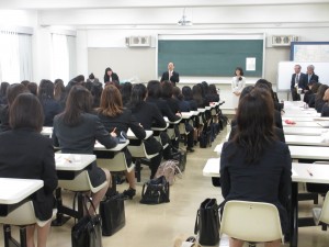 式の後は、教室に移動して学科行事です。