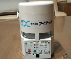 カビサンプラー：上部から空気を100L、200L、500L吸い込んで、下部にある寒天培地に吹き込みます。