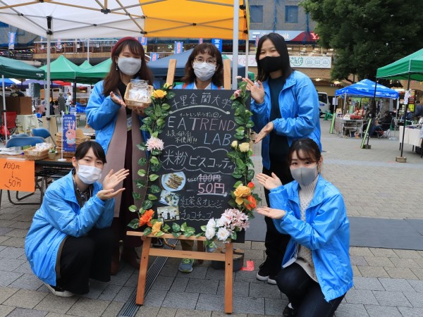 手作り看板の前で全員集合!