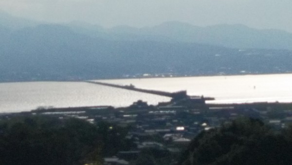長崎県諫早湾を区切る、潮受堤防と水門です。右の水面は海、左のそれは「調整池」と呼ばれ、調整池の左に農地があります。