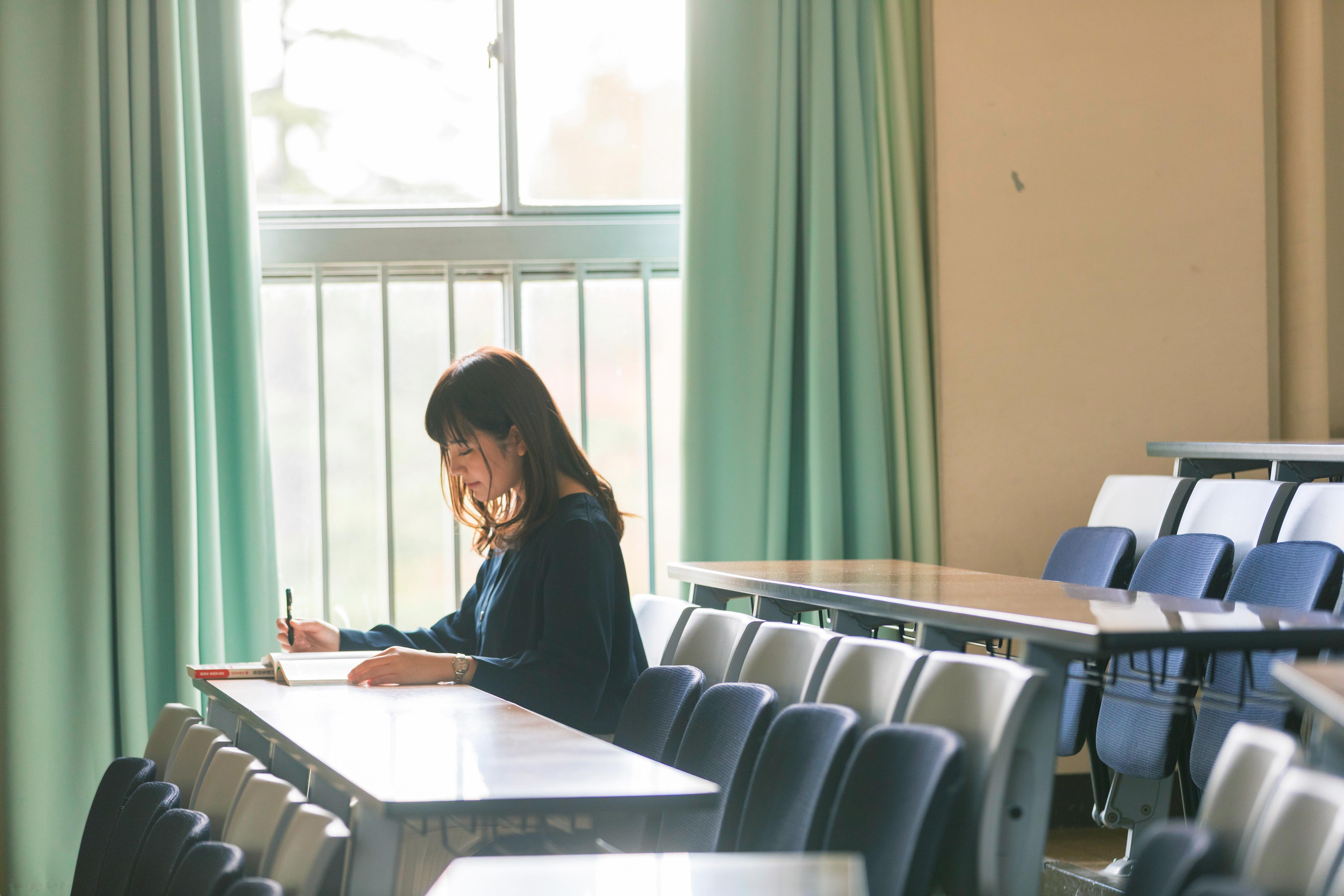 入試に向けて勉強する学生