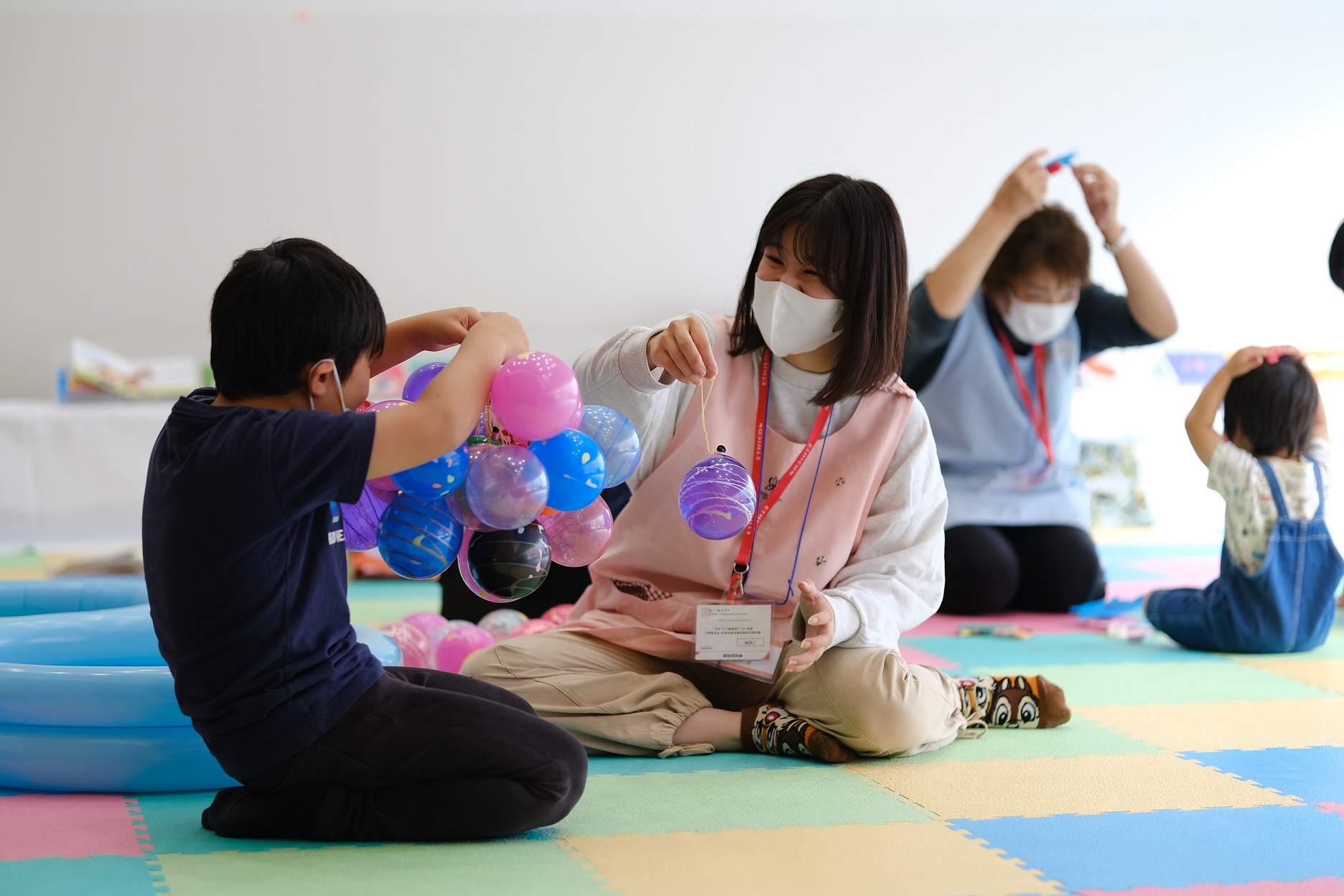 キッズコーナーを担当する保育学生