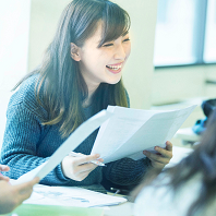 資料を持っている笑顔の女性