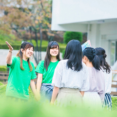 オープンキャンパスで案内する看護学部の学生